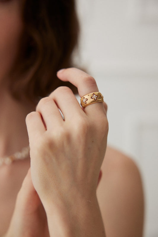 Clover Ring