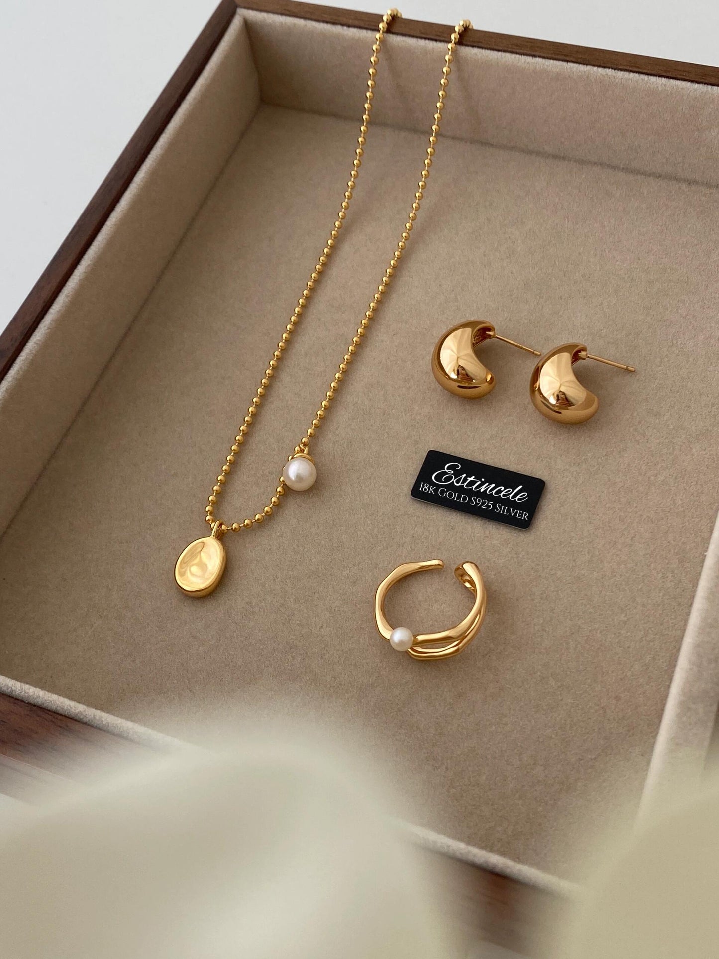Circle with a Pearl Necklace