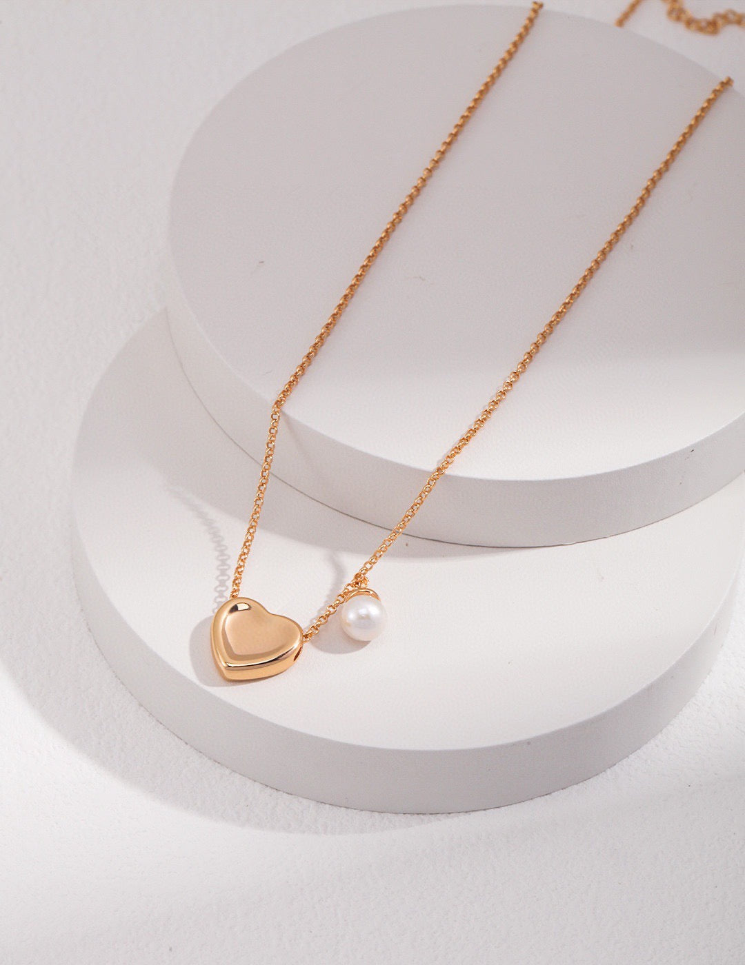Collier avec un coeur et une perle
