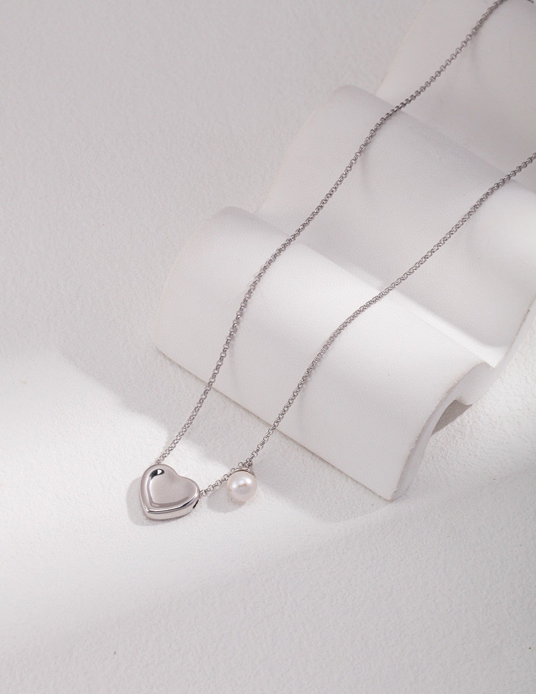 Collier avec un coeur et une perle