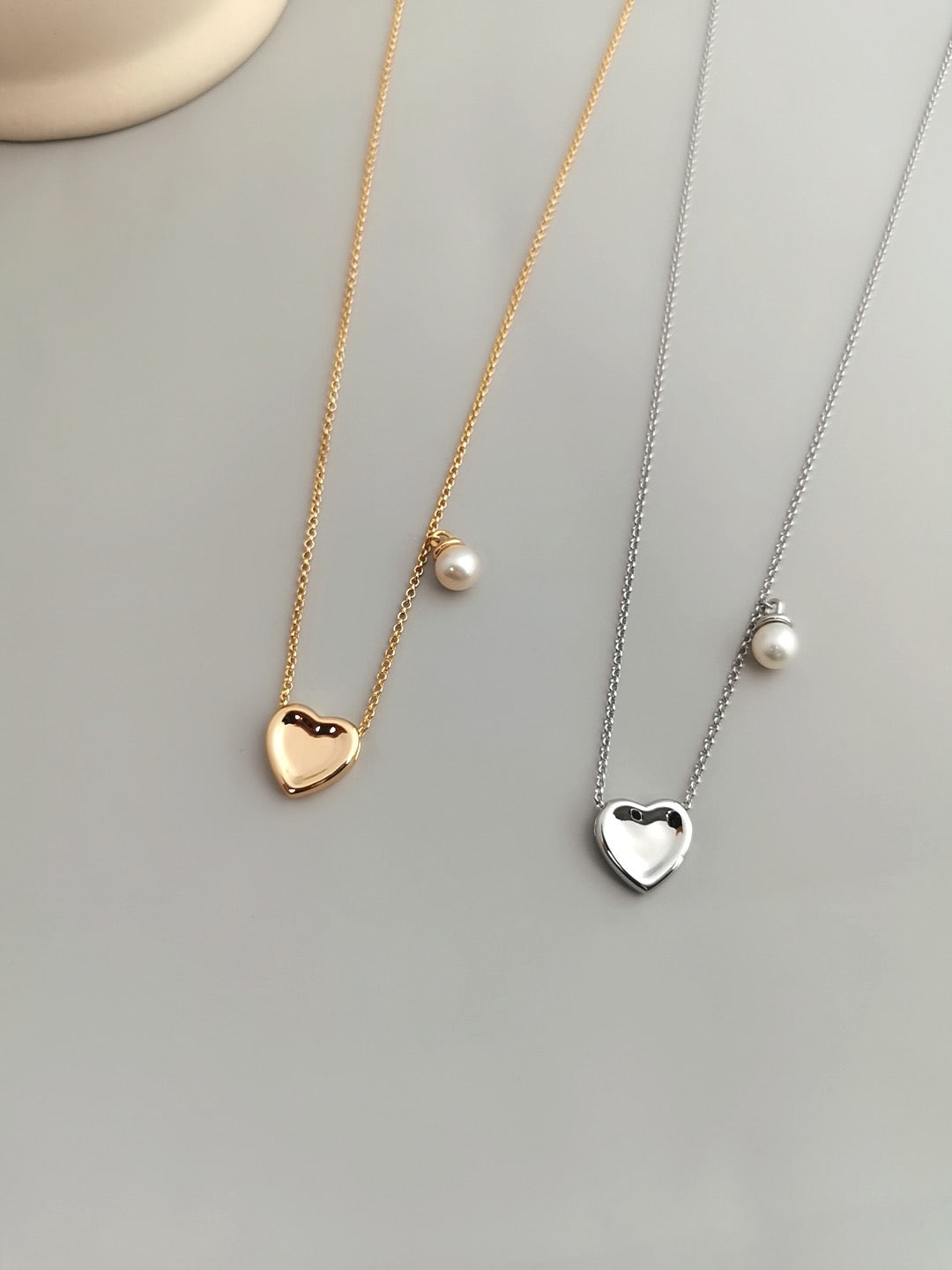 Collier avec un coeur et une perle
