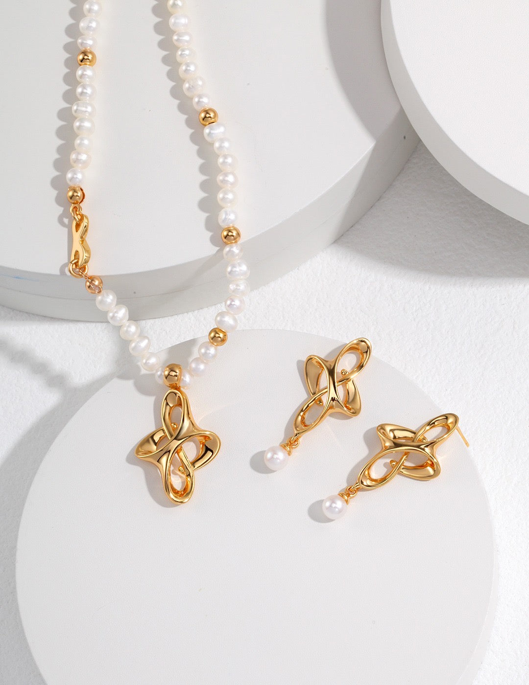 Collier de perles noeud porte-bonheur