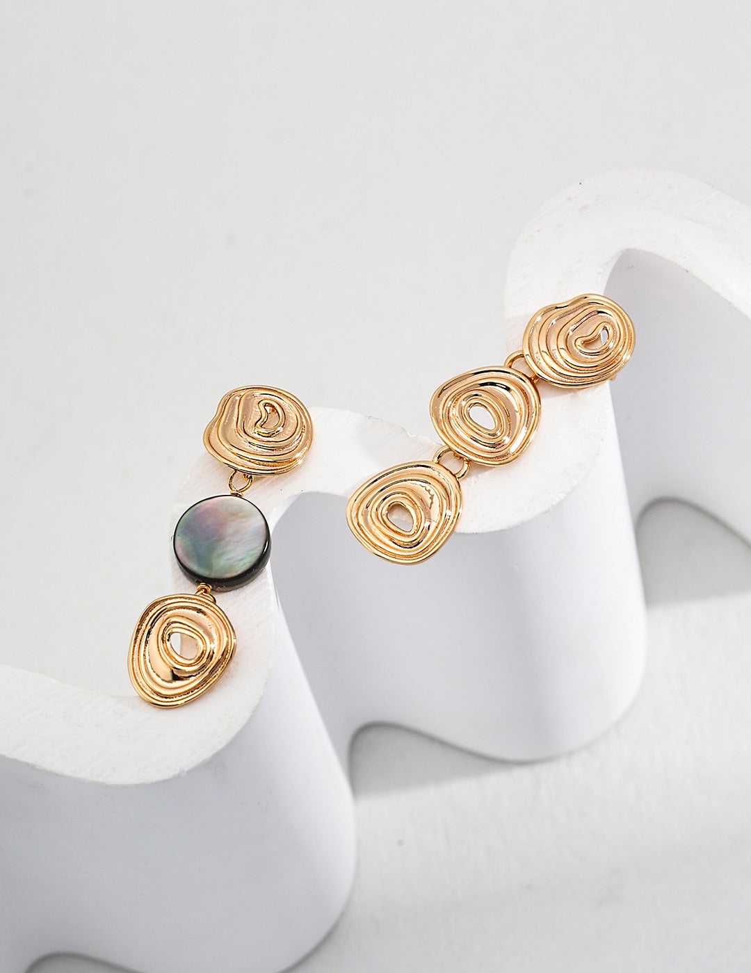 Boucles d'oreilles asymétriques en nacre