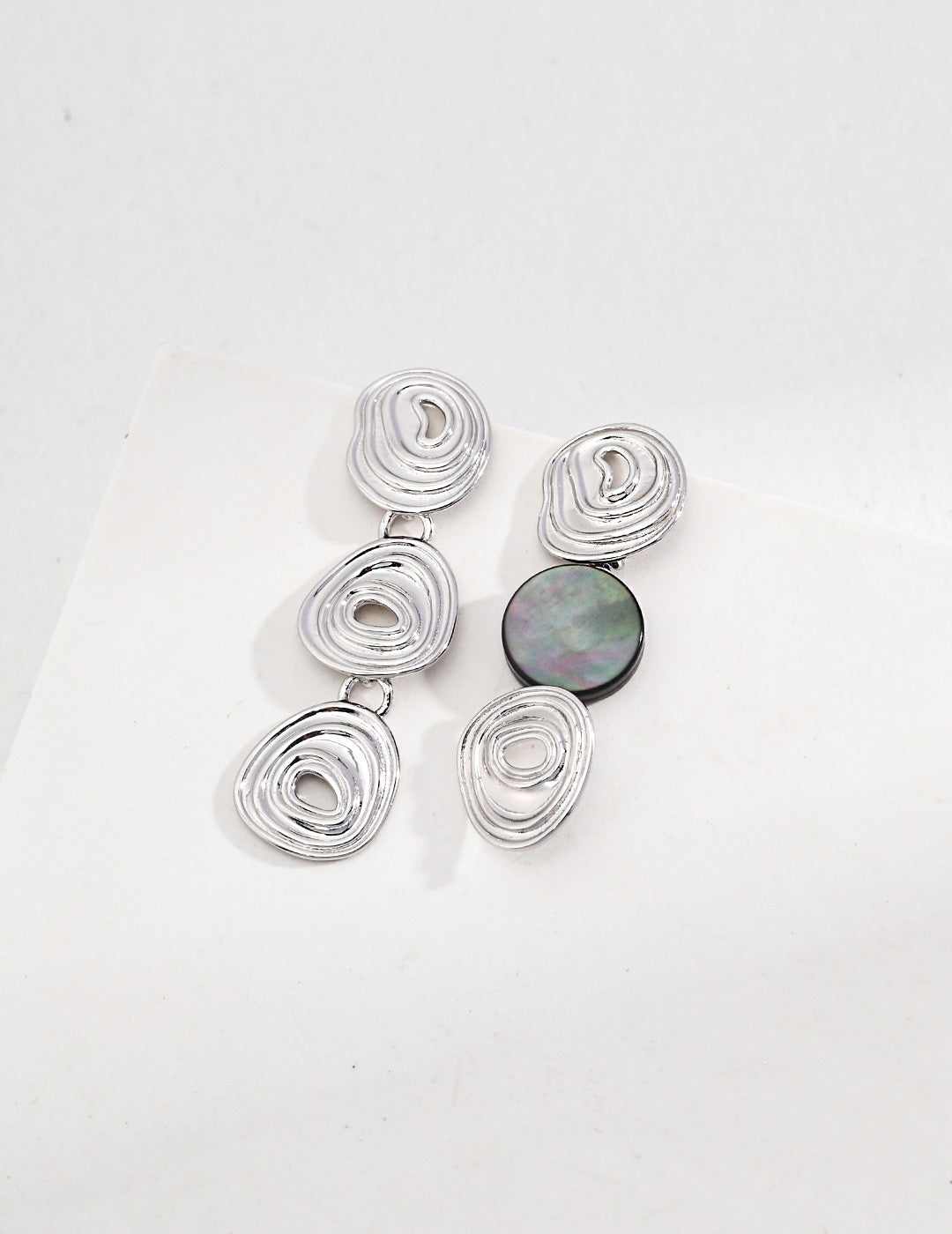 Boucles d'oreilles asymétriques en nacre