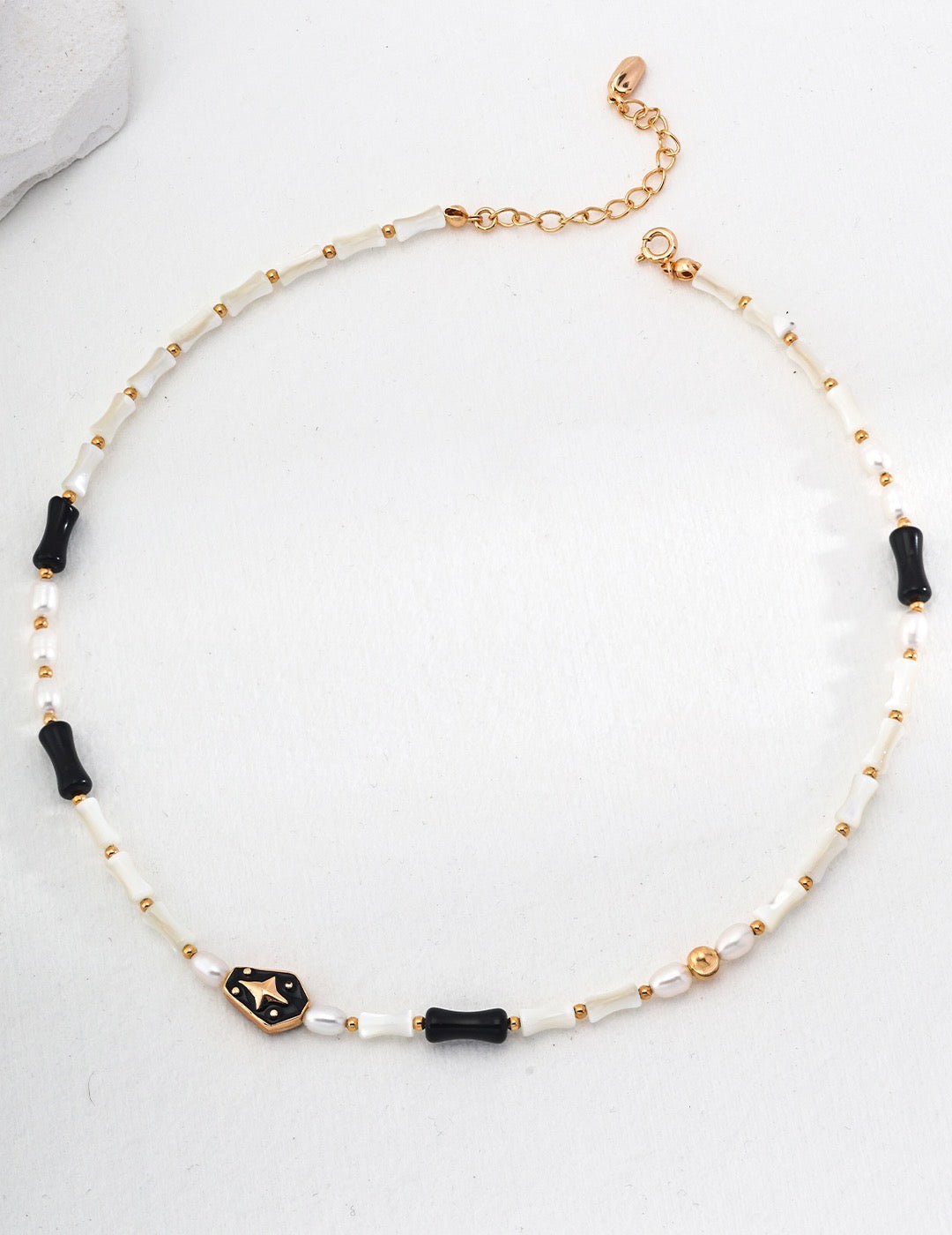 Collier en perles émaillées