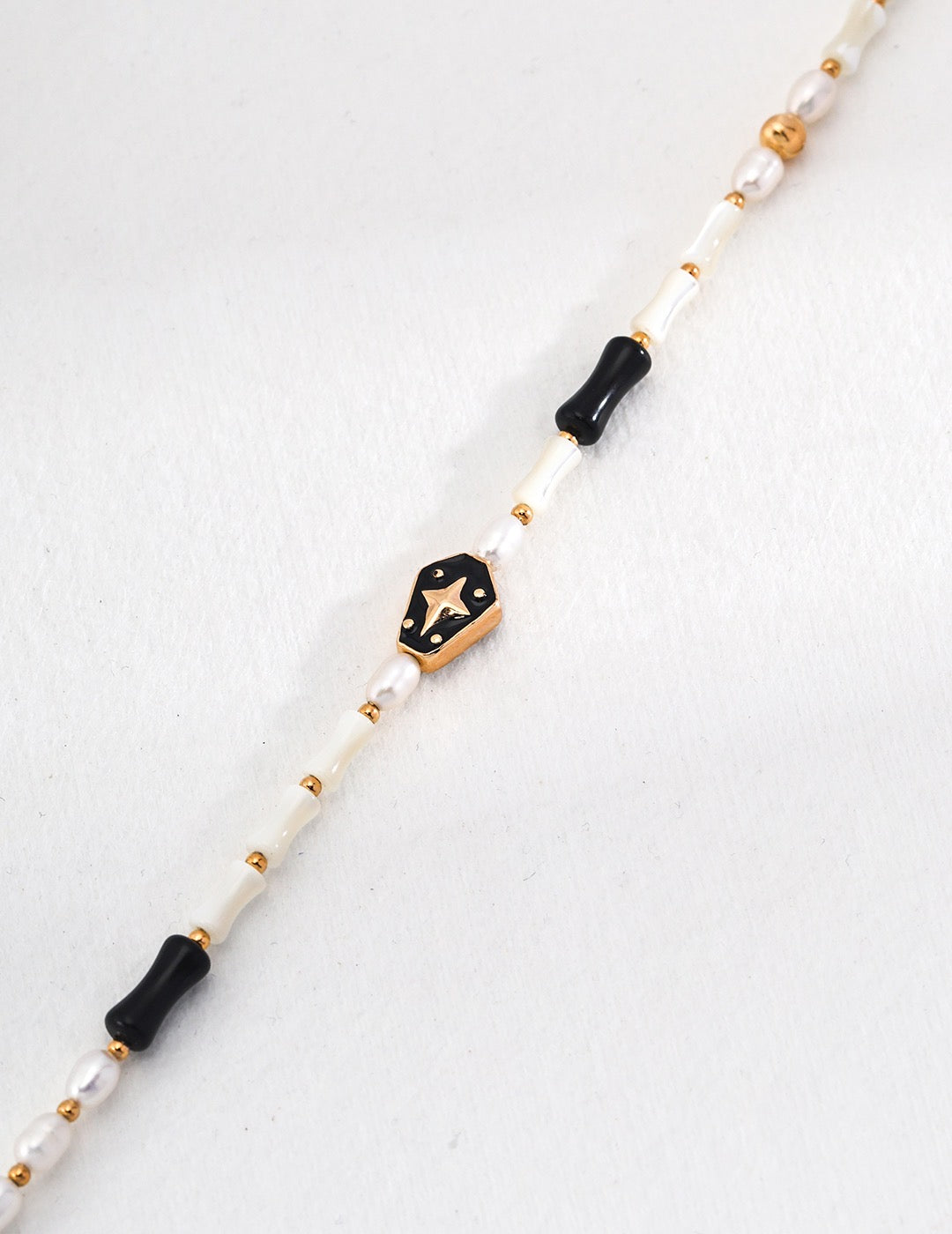 Collier en perles émaillées