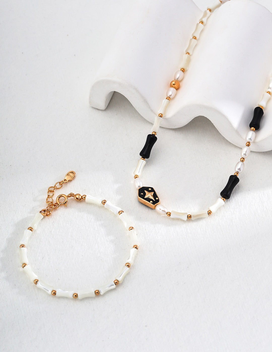 Collier en perles émaillées