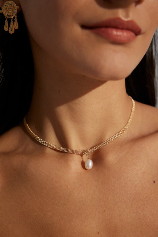 Collier ras du cou en dentelle avec perles