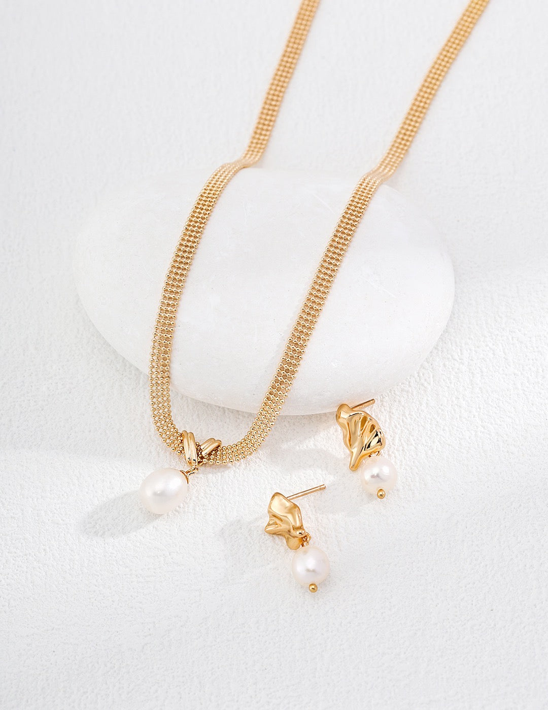 Lace With a Pearl Choker
