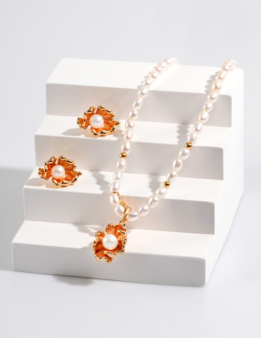 Seashell Pearl Necklace | Pearl jewelry | Pearl Necklace | Women's necklace | Estincele Jewellery