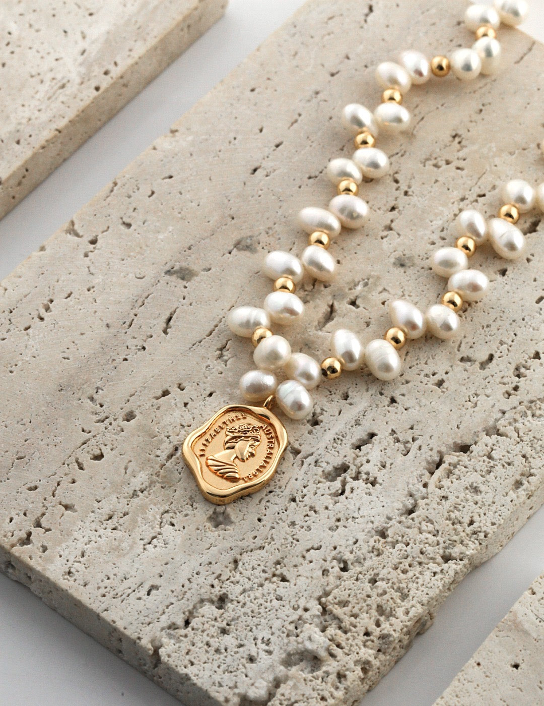 Elizabeth II Australia 1981 Coin Necklace | Pearl necklace | Women's necklace