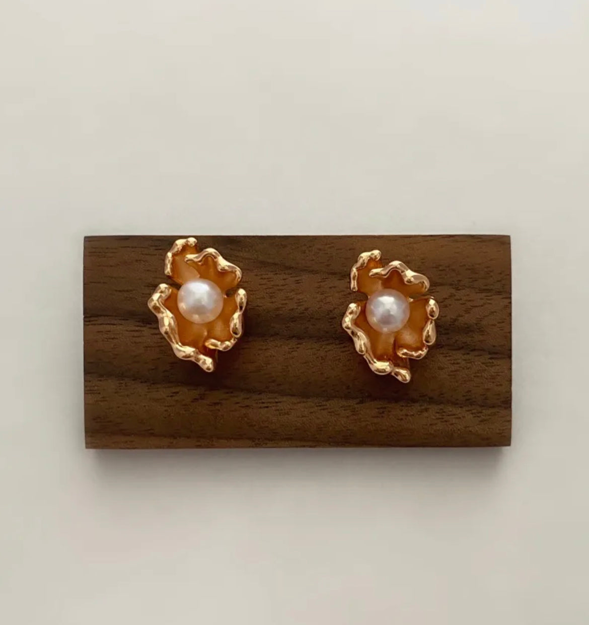 Seashell Pearl Earrings | Pearl jewelry | Estincele Jewellery | Women's earrings | Pearl earrings