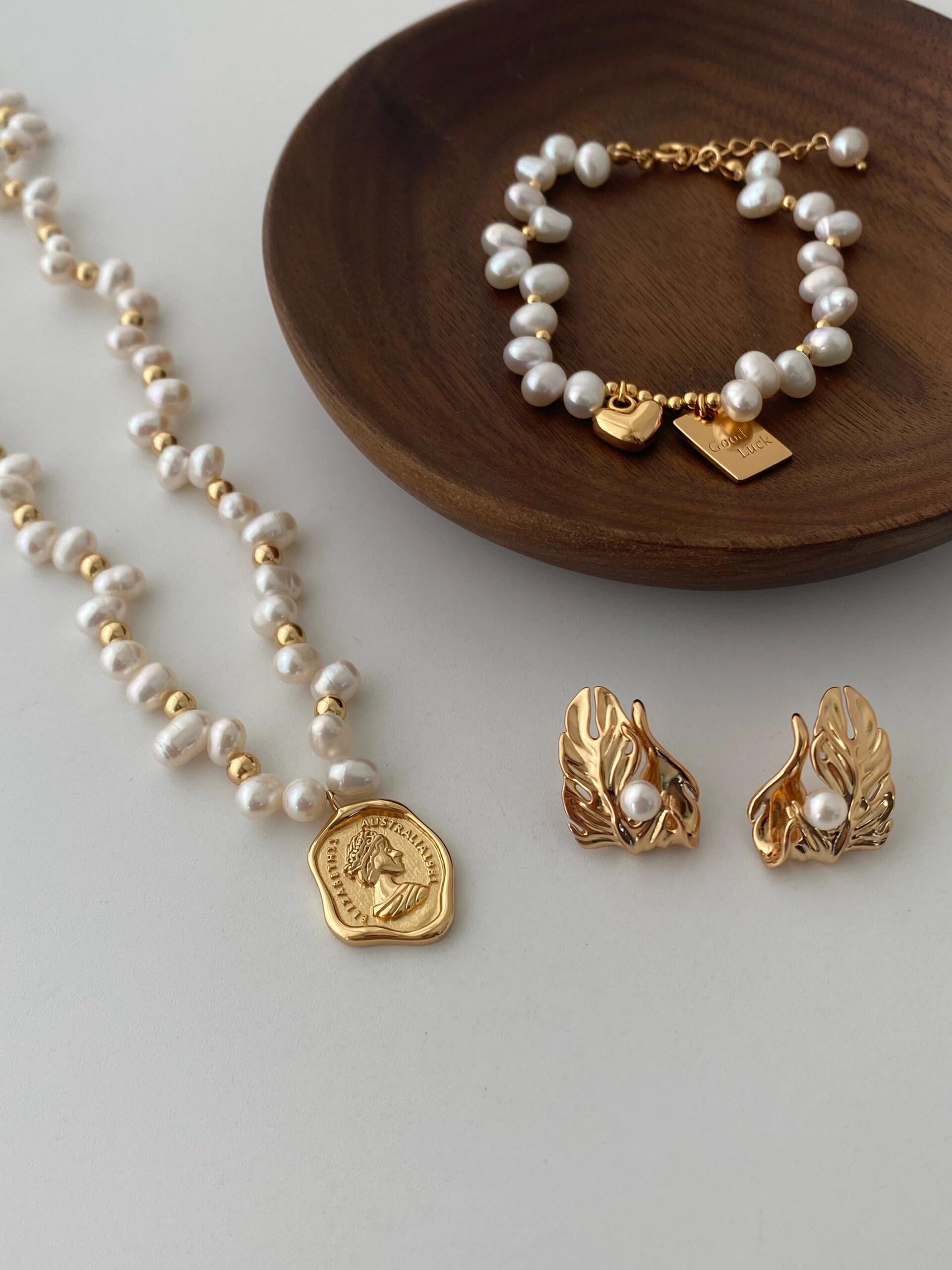 Elizabeth II Australia 1981 Coin Necklace | Pearl necklace | Women's necklace