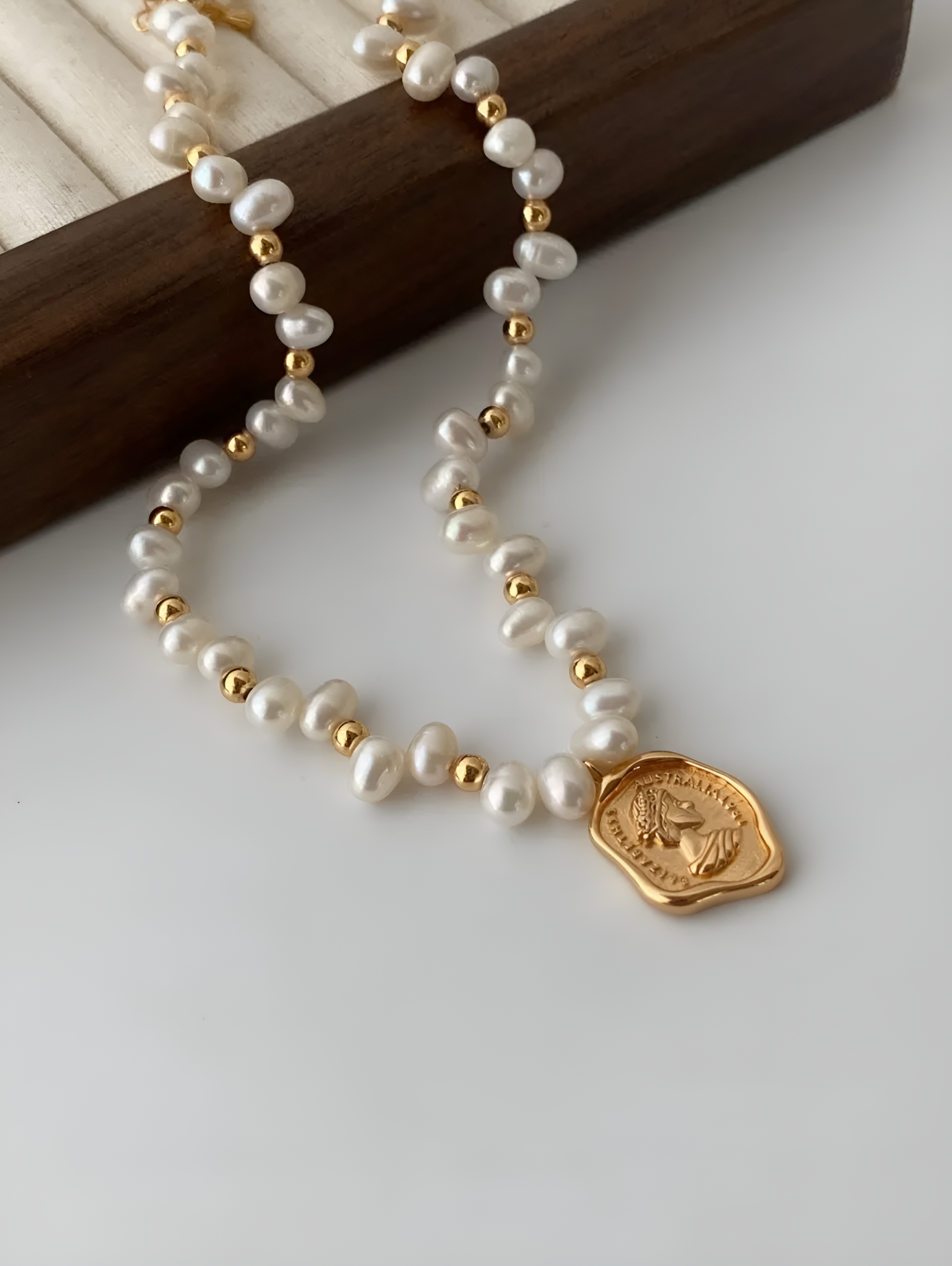Elizabeth II Australia 1981 Coin Necklace | Pearl necklace | Women's necklace