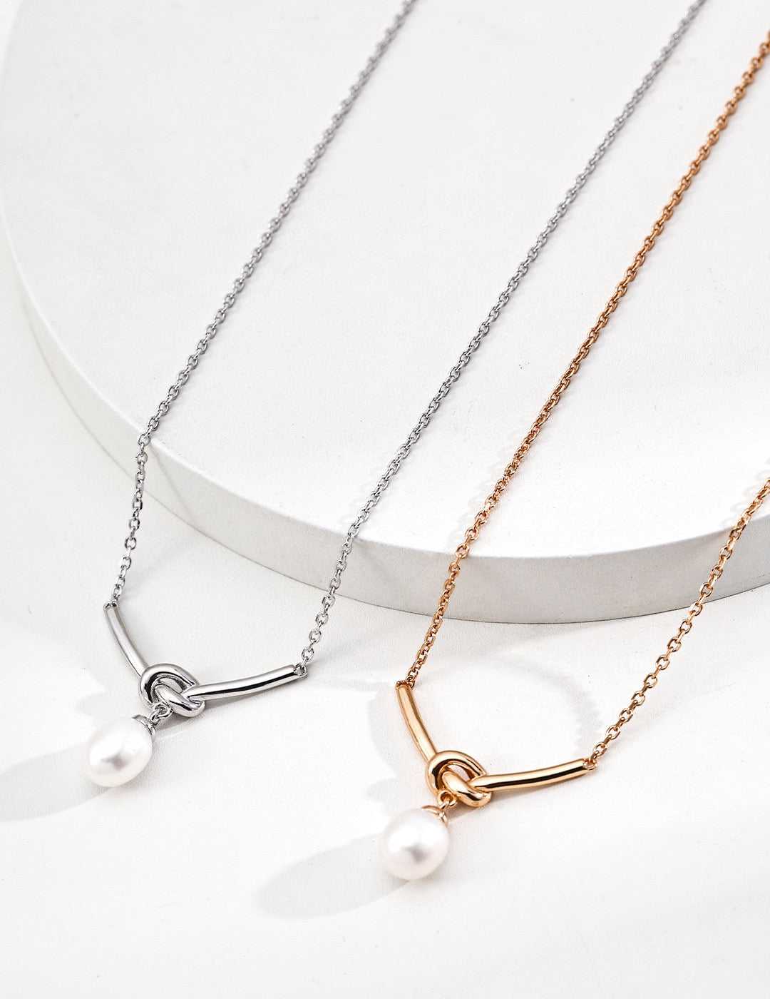 Collier classique avec nœud de perles 