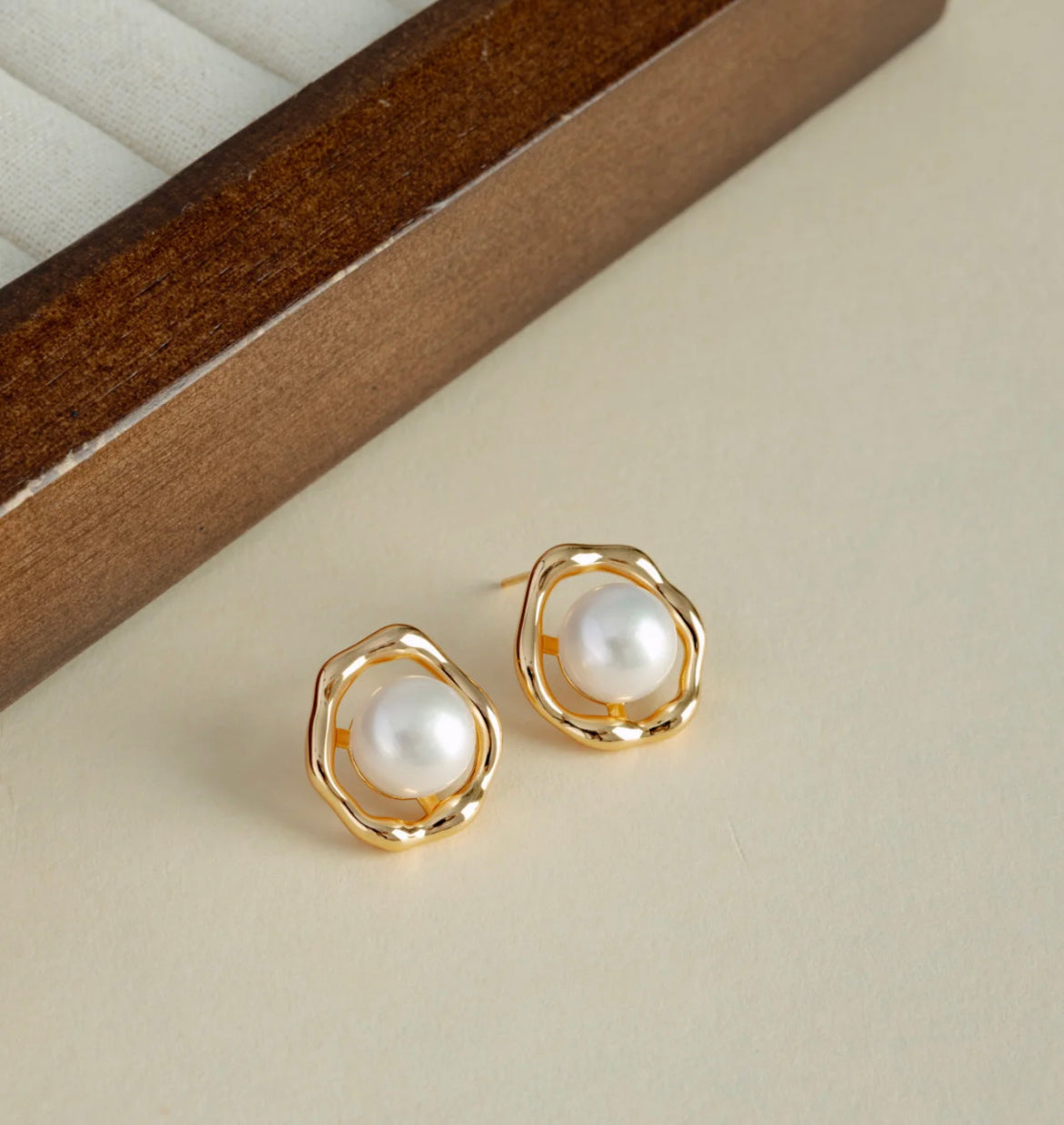 Oval Pearl Earrings