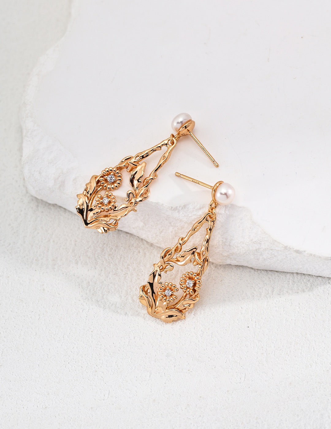Alice in the Wonderland Garden Pearl Earrings