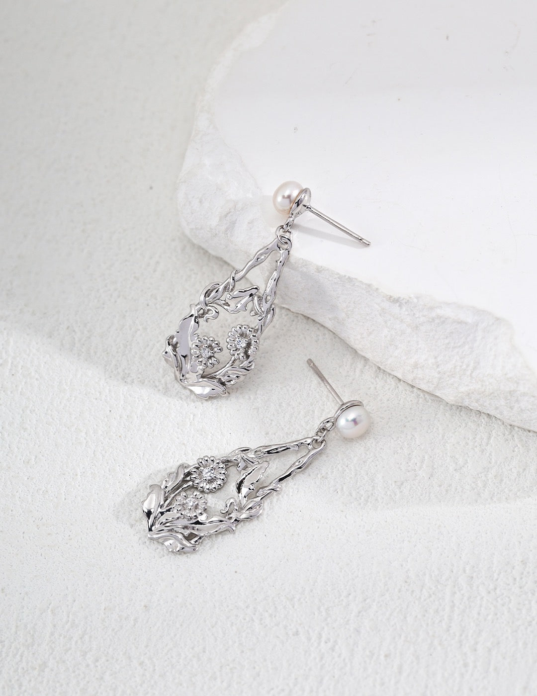 Alice in the Wonderland Garden Pearl Earrings