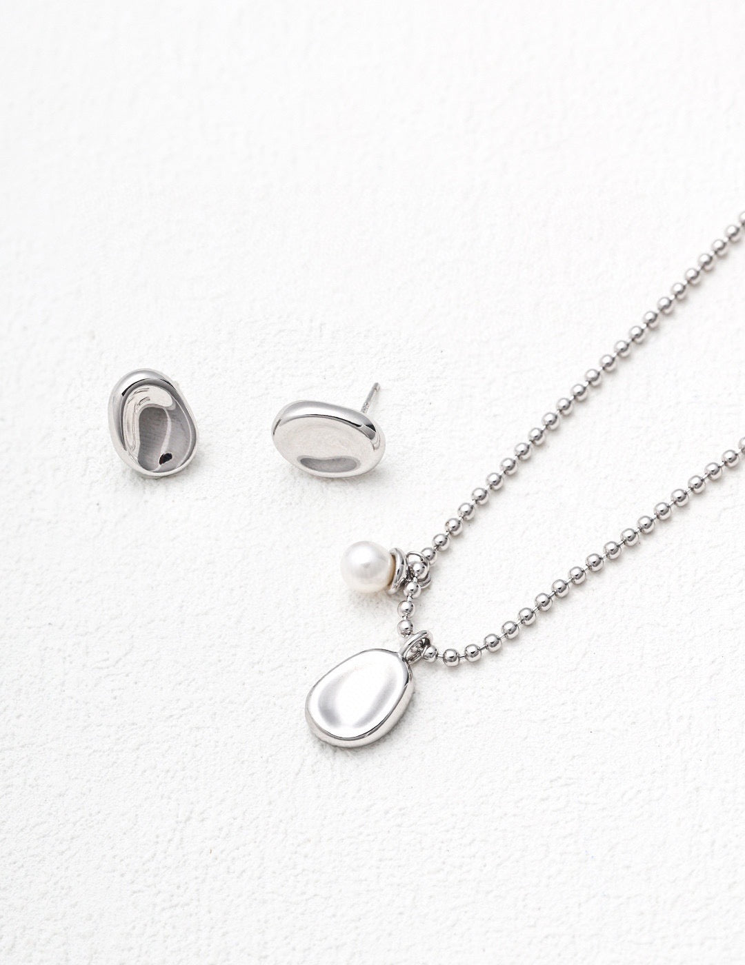 Circle with a Pearl Necklace