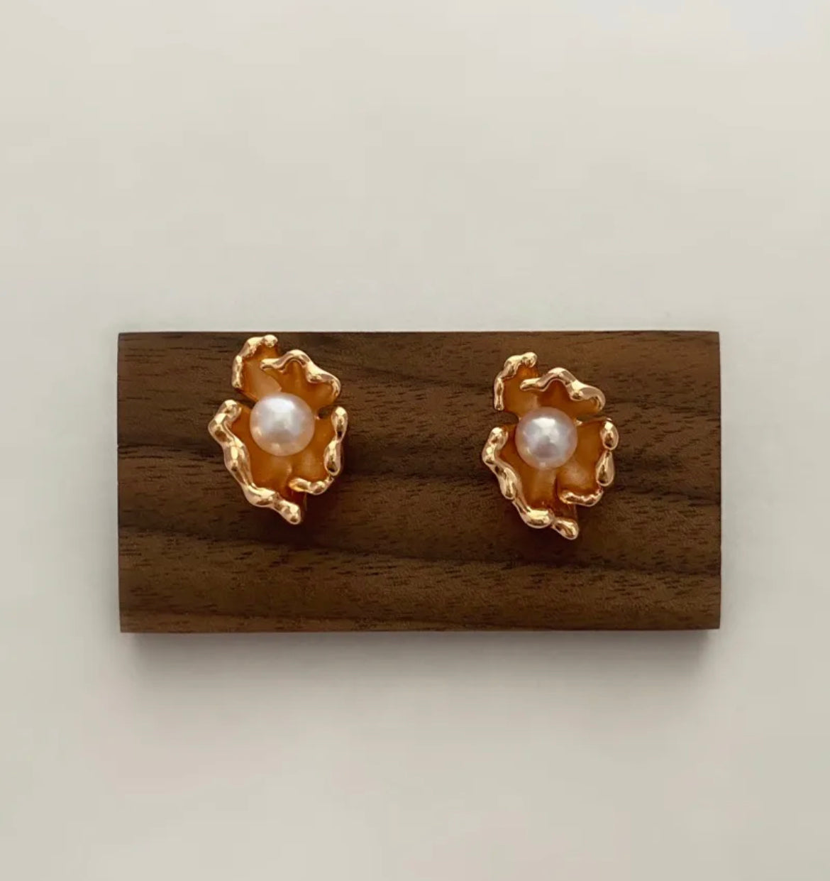Seashell Pearl Earrings | Pearl jewelry | Estincele Jewellery | Women's earrings | Pearl earrings 