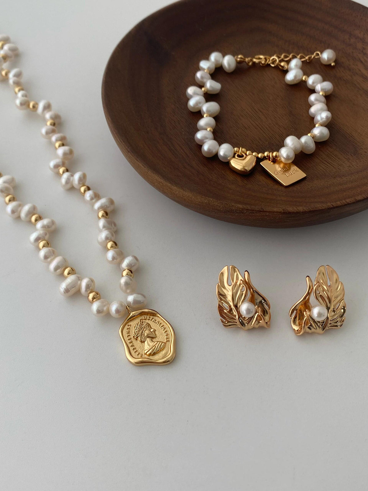 Elizabeth II Australia 1981 Coin Necklace | Pearl necklace | Women's necklace
